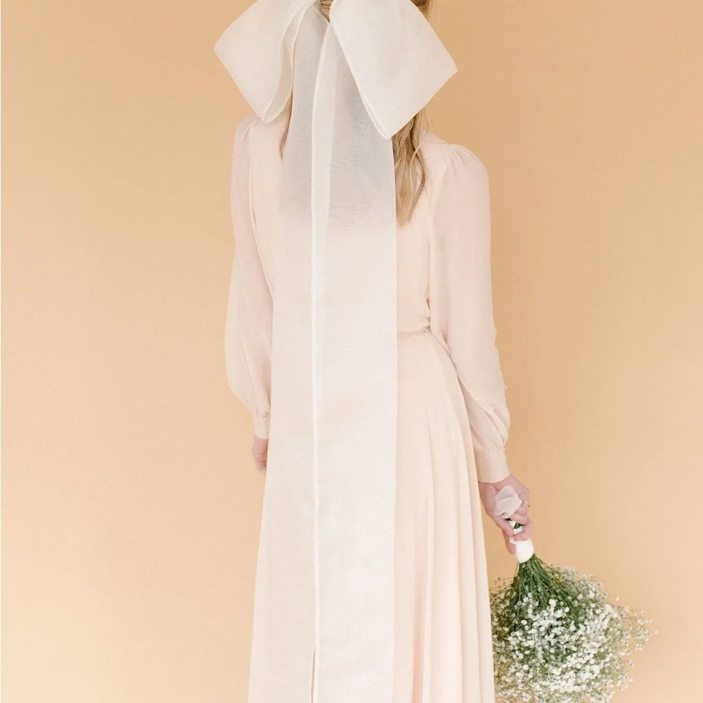 Gorgeous Ivory Silk Bridal Bow Veil - Picture 6 of 6